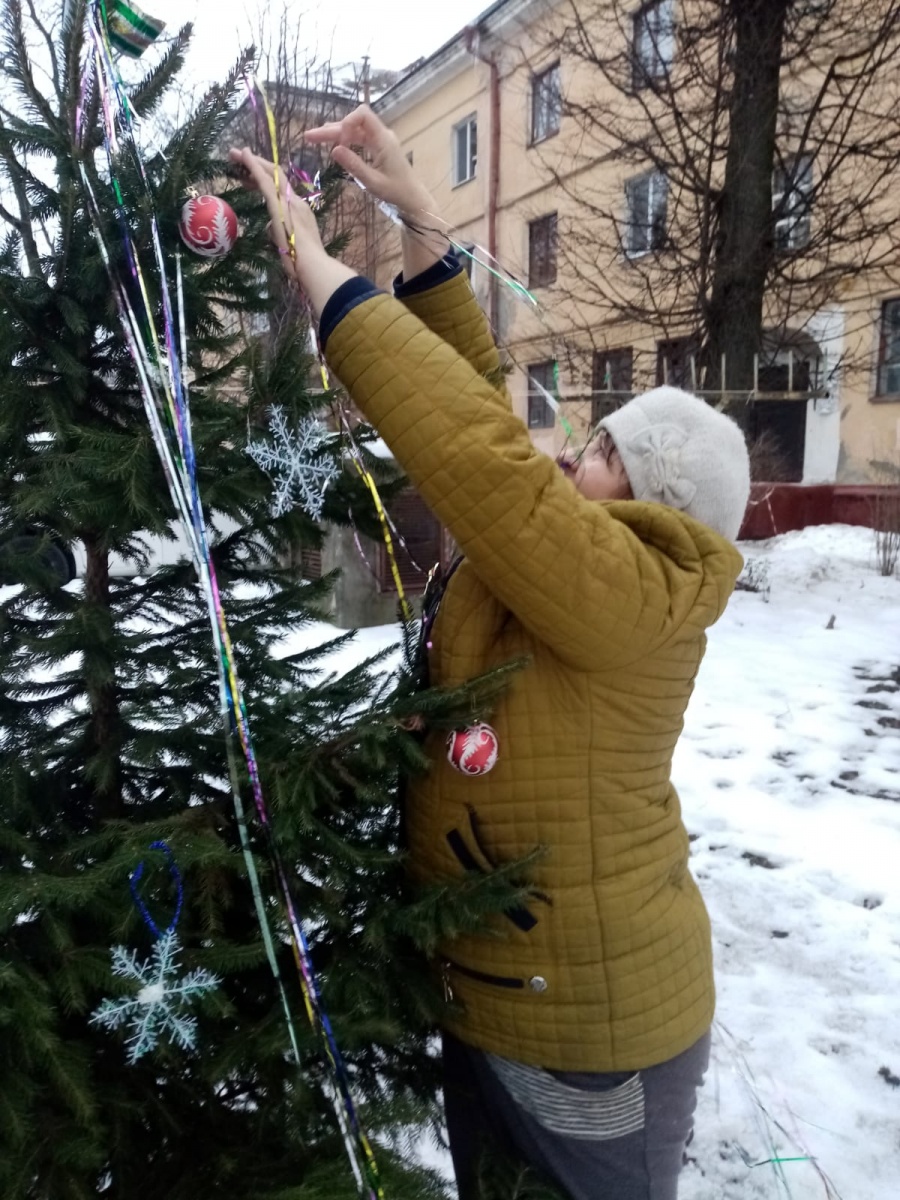 ТОС "Дружные соседи" украшает свой двор к новогодним праздникам