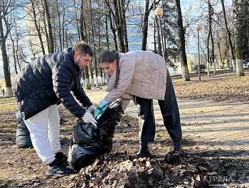 Сотрудники Совета муниципальных образований и департамента внутренней политики Брянской области привели в порядок сквер им. Гайдукова в Советском районе Брянска