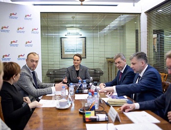 Провела рабочую встречу с заместителем начальника Управления Президента Российской Федерации по внутренней политике Евгением Грачевым и сопредседателем Всероссийской ассоциации развития местного самоуправления (ВАРМСУ) Ириной Гусевой