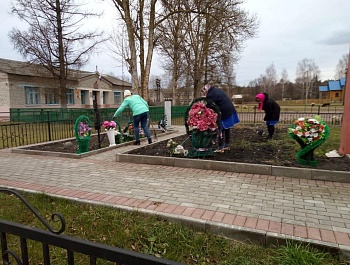 В Навлинском районе проводится акция по уборке памятников, воинских захоронений и мест боевой славы