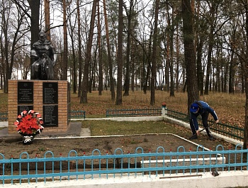 В Навлинском районе проводится акция по уборке памятников, воинских захоронений и мест боевой славы