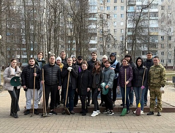 Сотрудники Совета муниципальных образований и департамента внутренней политики Брянской области привели в порядок сквер им. Гайдукова в Советском районе Брянска
